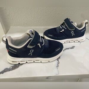 On Kids Cloud Play shoes navy blue white 10.5K